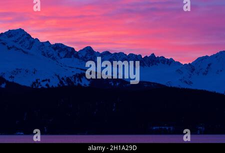 Sonnenaufgang in Resurrection Bay, Seward, Alaska. Stockfoto