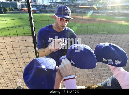 Atlanta, Usa. Oktober 2021. Los Angeles Dodgers erster Baseman Matt Beaty unterzeichnet Autogramme vor dem Start von Spiel zwei des MLB NLCS gegen die Atlanta Braves im Truist Park in Atlanta, Georgia am Sonntag, 17. Oktober 2021. Foto von David Tulis/UPI. Kredit: UPI/Alamy Live Nachrichten Stockfoto