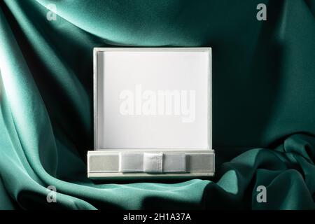 Leere Anzeige Geschenkbox Schaufenster oder Geschenkbox Modell. Hintergrund für Weihnachten, Geburtstag, Jubiläum, Verkauf, Hochzeit. Webbanner Stockfoto