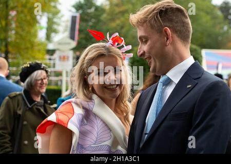 Ascot, Bergen, Großbritannien. Oktober 2021. Familie und Freunde von Champion Jockey Oisin Murphy. Quelle: Maureen McLean/Alamy Stockfoto