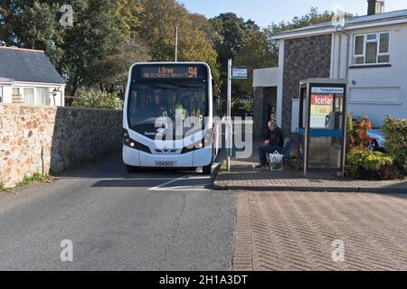 dh Bushaltestelle TRANSPORT GUERNSEY CT plus Busse Service Menschen Stockfoto