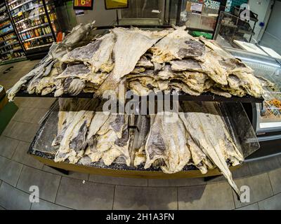 Fischfutter in Portugal: Getrockneter gesalzener Kabeljau auf einem portugiesischen Supermarktregal Stockfoto