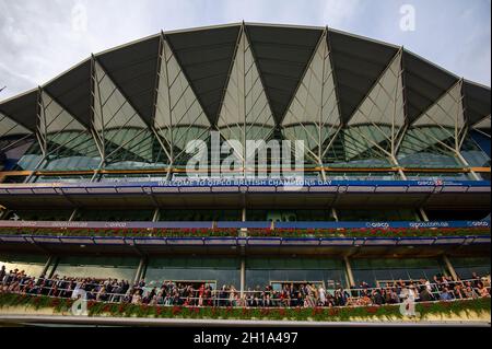 Ascot, Bergen, Großbritannien. Oktober 2021. Die Tribüne auf der Rennbahn Ascot. Quelle: Maureen McLean/Alamy Stockfoto