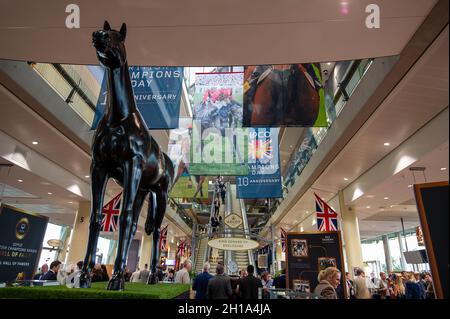 Ascot, Bergen, Großbritannien. Oktober 2021. In der Tribüne am QIPCO British Champions Day. Quelle: Maureen McLean/Alamy Stockfoto