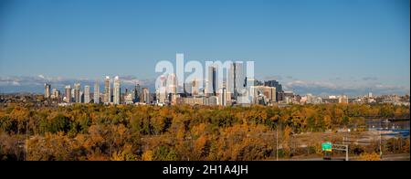 Wunderschöner Panoramablick auf die Skyline von Calgary während eines fantastischen ganztägigen Rundtages. Stockfoto