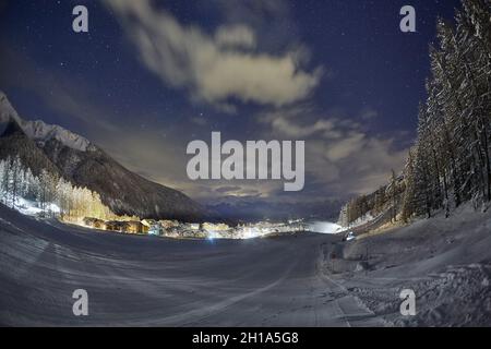 Skipisten in der Nacht unter den Sternen am Himmel Stockfoto