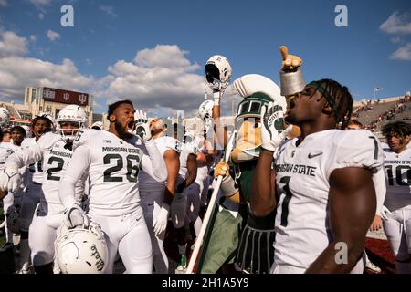 BLOOMINGTON, VEREINIGTE STAATEN - 2021/10/16: Michigan State Fußballspieler feiern nach einem NCAA-Spiel gegen die Indiana University am 16. Oktober 2021 im Memorial Stadium in Bloomington, Ind. IU verlor an Michigan State 20-15. Stockfoto