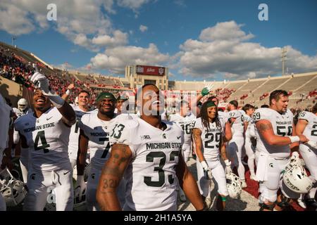 BLOOMINGTON, VEREINIGTE STAATEN - 2021/10/16: Michigan State Fußballspieler feiern nach einem NCAA-Spiel gegen die Indiana University am 16. Oktober 2021 im Memorial Stadium in Bloomington, Ind. IU verlor an Michigan State 20-15. Stockfoto