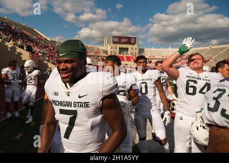 BLOOMINGTON, VEREINIGTE STAATEN - 2021/10/16: Michigan State Fußballspieler feiern nach einem NCAA-Spiel gegen die Indiana University am 16. Oktober 2021 im Memorial Stadium in Bloomington, Ind. IU verlor an Michigan State 20-15. Stockfoto