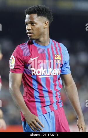 Barcelona, Spanien. Oktober 2021. Barcelona, Spanien, 17. Oktober 2021: Ansu Fati (10 FC Barcelona) beim LaLiga Santander Spiel zwischen Barcelona und Valencia im Camp nou Stadion in Barcelona, Spanien. Rafa Huerta/SPP Credit: SPP Sport Press Photo. /Alamy Live News Stockfoto