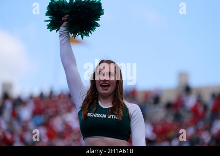 BLOOMINGTON, VEREINIGTE STAATEN - 2021/10/16: Ein Michigan State Cheerleader jubelt für die Spartaner während eines NCAA-Spiels gegen die Indiana University am 16. Oktober 2021 im Memorial Stadium in Bloomington, Ind. IU verlor an Michigan State 20-15. Stockfoto