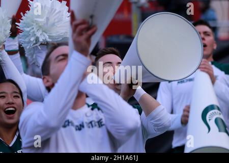 BLOOMINGTON, VEREINIGTE STAATEN - 2021/10/16: Michigan State Cheerleader jubeln für die Spartaner während eines NCAA-Spiels gegen die Indiana University am 16. Oktober 2021 im Memorial Stadium in Bloomington, Ind. IU verlor an Michigan State 20-15. Stockfoto