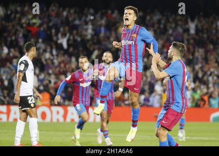 Barcelona, Spanien. Oktober 2021. Barcelona, Spanien, 17. Oktober 2021: Philippe Coutinhino (14 FC Barcelona)Festziel während des LaLiga Santander-Spiels zwischen Barcelona und Valencia im Camp nou-Stadion in Barcelona, Spanien. Rafa Huerta/SPP Credit: SPP Sport Press Photo. /Alamy Live News Stockfoto