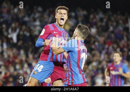 Barcelona, Spanien. Oktober 2021. Barcelona, Spanien, 17. Oktober 2021: Philippe Coutinhino (14 FC Barcelona)Festziel während des LaLiga Santander-Spiels zwischen Barcelona und Valencia im Camp nou-Stadion in Barcelona, Spanien. Rafa Huerta/SPP Credit: SPP Sport Press Photo. /Alamy Live News Stockfoto