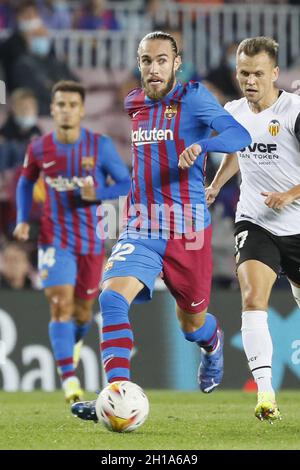 Barcelona, Spanien. Oktober 2021. Barcelona, Spanien, 17. Oktober 2021: Oscar Mingueza (22 FC Barcelona) während des LaLiga Santander-Spiels zwischen Barcelona und Valencia im Camp nou-Stadion in Barcelona, Spanien. Rafa Huerta/SPP Credit: SPP Sport Press Photo. /Alamy Live News Stockfoto