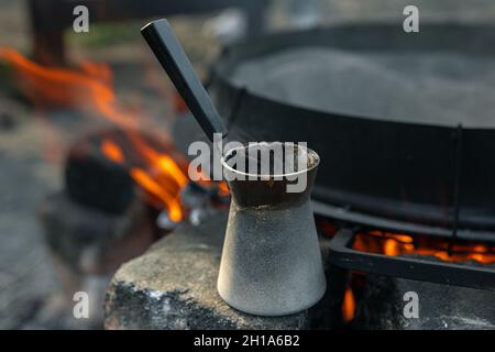 Nahaufnahme eines Türkens mit Kaffee auf unscharfem Hintergrund. Stockfoto