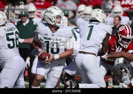 BLOOMINGTON, UNITED STATES - 2021/10/16: Michigan State Quarterback Payton Thorne (10) spielt gegen die Indiana University während eines NCAA-Fußballspiels am 16. Oktober 2021 im Memorial Stadium in Bloomington, Ind. IU verlor an Michigan State 20-15. Stockfoto