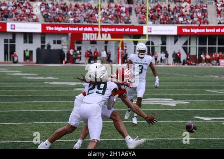 BLOOMINGTON, VEREINIGTE STAATEN - 2021/10/16: Tate Hollock (29) des Staates Michigan stört während 3 eines NCAA-Fußballspiels am 16. Oktober 2021 im Memorial Stadium in Bloomington, Ind. IU verlor an Michigan State 20-15. Stockfoto