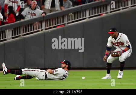 Atlanta, Usa. Oktober 2021. Atlanta Braves, der linke Feldspieler Eddie Rosario (R), unterstützt den Shortstop Dansby Swanson auf einer Single von Los Angeles Dodgers Mookie Betts im ersten Inning im zweiten Spiel des MLB NLCS im Truist Park in Atlanta, Georgia am Sonntag, den 17. Oktober 2021. Foto von David Tulis/UPI Credit: UPI/Alamy Live News Stockfoto