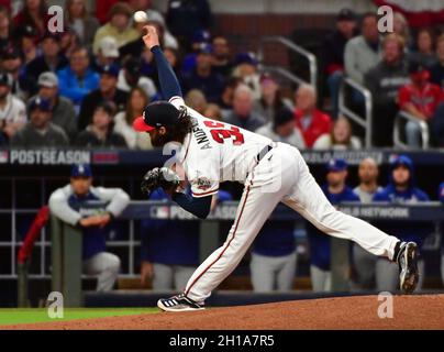 Atlanta, Usa. Oktober 2021. Atlanta Braves Pitcher Ian Anderson wirft im ersten Inning in Spiel zwei der MLB NLCS gegen die Los Angeles Dodgers im Truist Park in Atlanta, Georgia am Sonntag, 17. Oktober 2021. Foto von David Tulis/UPI Credit: UPI/Alamy Live News Stockfoto