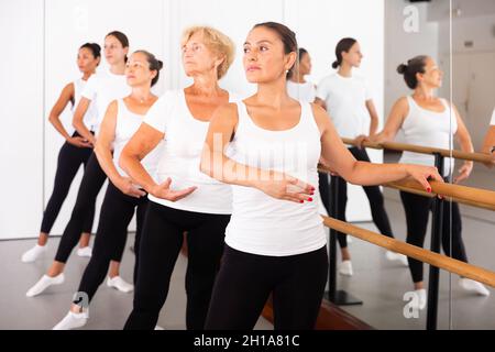 Frauen trainieren Ballettbewegungen im Trainingsraum Stockfoto