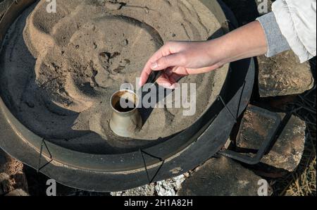 Türkischer Kaffee, der durch Kochen im Sand zubereitet wird. Stockfoto