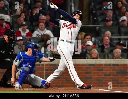 Atlanta, Usa. Oktober 2021. Atlanta Braves erster Baseman Freddie Freeman schlägt am Sonntag, den 17. Oktober 2021, im ersten Inning des MLB NLCS gegen die Los Angeles Dodgers im Truist Park in Atlanta, Georgia, aus. Foto von David Tulis/UPI Credit: UPI/Alamy Live News Stockfoto