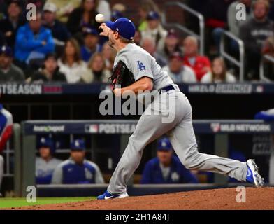 Atlanta, Usa. Oktober 2021. Los Angeles Dodgers startet Pitcher Max Scherzer wirft in der 2. Inning in Spiel zwei der MLB NLCS gegen die Atlanta Braves im Truist Park in Atlanta, Georgia am Sonntag, 17. Oktober 2021. Foto von David Tulis/UPI Credit: UPI/Alamy Live News Stockfoto