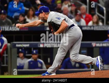 Atlanta, Usa. Oktober 2021. Los Angeles Dodgers startet Pitcher Max Scherzer wirft in der 2. Inning in Spiel zwei der MLB NLCS gegen die Atlanta Braves im Truist Park in Atlanta, Georgia am Sonntag, 17. Oktober 2021. Foto von David Tulis/UPI Credit: UPI/Alamy Live News Stockfoto