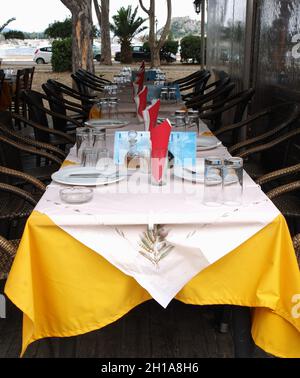 Gelbe Tischdecke in der Taverne, Garitsa Bay, Korfu, Griechenland Stockfoto