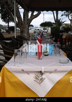 Gelbe Tischdecke in der Taverne, Garitsa Bay, Korfu, Griechenland Stockfoto