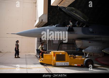 Während der Blue Flag 21 auf der Uvda Air Force Base, Israel, 17. Oktober 2021, schieben die Betreuer der US Air Force vom 52. Flugzeugwartungssquadron einen F-16 Kampfflugzeuge der US Air Force vom 480. Jagdgeschwader in einen gehärteten Flugzeugunterstand. Im Rahmen der alle zwei Jahre stattfindenden Übung mit der Blauen Flagge hat sich die F-16 Fighting Falcons der 480. FS, die auf dem Luftwaffenstützpunkt Spangdahlem in Deutschland stationiert ist, einer Flotte internationaler Partner angeschlossen, um die multinationale Interoperabilität in der Region zu verbessern. (USA Air Force Foto von Tech. Sgt. Maeson L. Elleman) Stockfoto