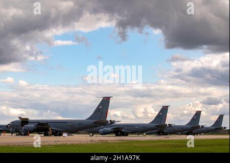 Mitglieder des Wartungsgeschwaders des 121st Air Betanking Wing führen eine Inspektion an einem KC-135 Stratotanker auf der Rickenbacker Air National Guard Base, Columbus, Ohio, durch, 16. Oktober 2021. Das 121st Maintenance Squadron hilft, die Bereitschaft aufrecht zu erhalten, so dass der Flügel zahlreiche Missionen unterstützen kann. (USA Foto der Air National Guard von Staff Sgt. Wendy Kuhn) Stockfoto