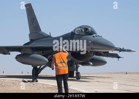 Ein Chef der US-Luftstreitkräfte vom 52. Flugzeug-Wartungsgeschwader führt während der Blauen Flagge 21 auf dem Luftwaffenstützpunkt Uvda, Israel, am 17. Oktober 2021 einen F-16 Kampfjet der US-Luftstreitkräfte gegen Falcon vom 480. Jagdgeschwader durch. BF21 verfügt über Flugzeuge der vierten und fünften Generation von mehreren internationalen Partnern, darunter Israel, Deutschland, Italien, Frankreich, Großbritannien und Griechenland. (USA Air Force Foto von Tech. Sgt. Maeson L. Elleman) Stockfoto