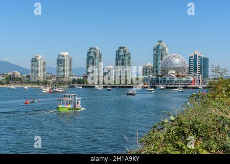 Ein Aquabus segelt in Richtung Science World und den Wohntürmen in der Innenstadt in False Creek, Vancouver, British Columbia, Kanada Stockfoto