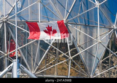 Eine kanadische Flagge fliegt am Canada Day auf der Science World in Vancouver, British Columbia, Kanada. Stockfoto