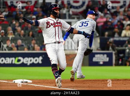 Atlanta, Usa. Oktober 2021. Atlanta Braves linker Feldspieler Eddie Rosario läuft am ersten Baseman von Los Angeles Dodgers, Cody Bellinger, vorbei, als er erfolglos versucht, einen Wurf von Trea Turner (nicht gesehen) im dritten Inning in Spiel zwei des MLB NLCS im Truist Park in Atlanta, Georgia, zu schlagen. 17. Oktober 2021. Foto von David Tulis/UPI Credit: UPI/Alamy Live News Stockfoto