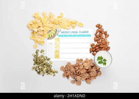 Gesunde Lebensmittel mit Mahlzeit Plan auf weißem Hintergrund Stockfoto