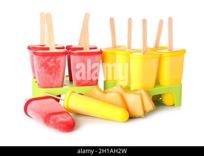 Behälter mit leckeren Melonenpopsicles auf weißem Hintergrund Stockfoto