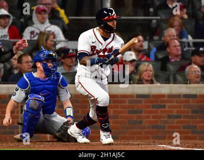 Atlanta, Usa. Oktober 2021. Atlanta Braves linker Feldspieler Eddie Rosario trifft im fünften Inning im zweiten Spiel des MLB NLCS gegen die Los Angeles Dodgers im Truist Park in Atlanta, Georgia, am Sonntag, 17. Oktober 2021 eine Single. Foto von David Tulis/UPI Credit: UPI/Alamy Live News Stockfoto