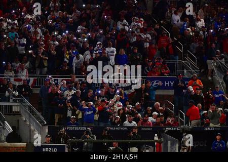 Atlanta, Usa. Oktober 2021. Atlanta-Fans leuchten während eines Los Angeles Dodgers Pitching Wechsel, als Startkantscher Max Scherzer das Spiel im 5. Inning mit dem Ergebnis 2-2 in Spiel zwei der MLB NLCS gegen die Atlanta Braves im Truist Park in Atlanta, Georgia am Sonntag, 17. Oktober 2021. Foto von David Tulis/UPI Credit: UPI/Alamy Live News Stockfoto