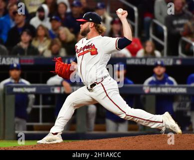 Atlanta, Usa. Oktober 2021. Atlanta Braves Relief Pitcher A.J. Minter wirft in der 5. Inning in Spiel zwei der MLB NLCS gegen die Los Angeles Dodgers im Truist Park in Atlanta, Georgia am Sonntag, 17. Oktober 2021. Foto von David Tulis/UPI Credit: UPI/Alamy Live News Stockfoto