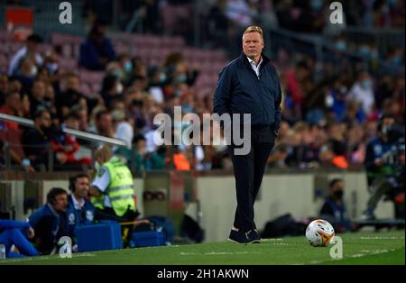 Barcelona, Spanien. Oktober 2021. Barcelonas Cheftrainer Ronald Koeman reagiert am 17. Oktober 2021 während eines Fußballspiels der spanischen 1. Liga zwischen dem FC Barcelona und dem FC Valencia CF in Barcelona, Spanien. Quelle: Pablo Morano/Xinhua/Alamy Live News Stockfoto
