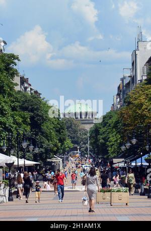 Vitosha Boulevard ist eine lebhafte Fußgängerzone mit vielen Restaurants, Cafés und Geschäften. Sofia, Bulgarien. Stockfoto