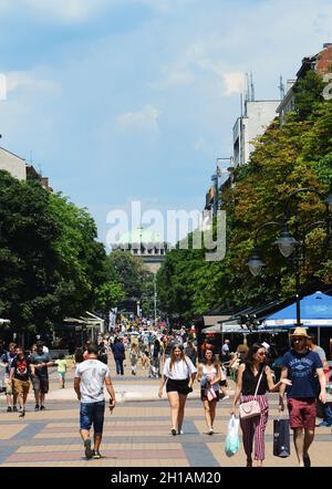 Vitosha Boulevard ist eine lebhafte Fußgängerzone mit vielen Restaurants, Cafés und Geschäften. Sofia, Bulgarien. Stockfoto