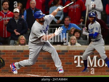 Atlanta, Usa. Oktober 2021. Los Angeles Dodgers Albert Pujols schlägt am Sonntag, den 17. Oktober 2021, im sechsten Inning des MLB NLCS gegen die Atlanta Braves im Truist Park in Atlanta, Georgia, zu. Foto von David Tulis/UPI Credit: UPI/Alamy Live News Stockfoto