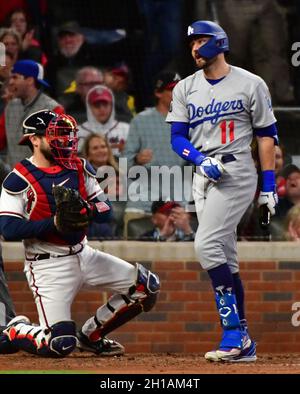 Atlanta, Usa. Oktober 2021. Los Angeles Dodgers linker Feldspieler AJ Pollock schlägt am Sonntag, den 17. Oktober 2021, im sechsten Inning im Spiel zwei des MLB NLCS gegen die Atlanta Braves im Truist Park in Atlanta, Georgia, ins Schwanken. Foto von David Tulis/UPI Credit: UPI/Alamy Live News Stockfoto