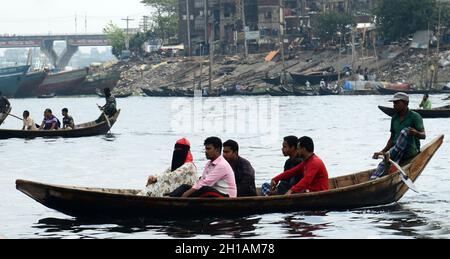 Bootstaxis überqueren den Buriganga-Fluss in Dhaka, Bangladesch. Stockfoto