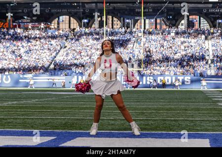 Indianapolis, Indiana, USA. Oktober 2021. Ein Cheerleader der Indianapolis Colts während des Spiels zwischen den Houston Texans und den Indianapolis Colts im Lucas Oil Stadium, Indianapolis, Indiana. (Bild: © Scott Stuart/ZUMA Press Wire) Stockfoto