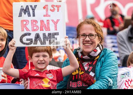 Harrison, USA. Oktober 2021. Ein junger Fan von Red Bulls feiert sein erstes Spiel im Stadion während des regulären MLS-Spiels zwischen Red Bulls und NYCFC in der Red Bull Arena in Harrison, New Jersey, am 17. Oktober 2021. Das Spiel bekannt als Hudson River Derby oder New York Derby, weil beide Teams aus New York haben Basen auf der anderen Seite des Flusses. Red Bulls gewann das Spiel 1 - 0 und erhöhte ihre Chancen für die Nachsaison. (Foto von Lev Radin/Sipa USA) Quelle: SIPA USA/Alamy Live News Stockfoto